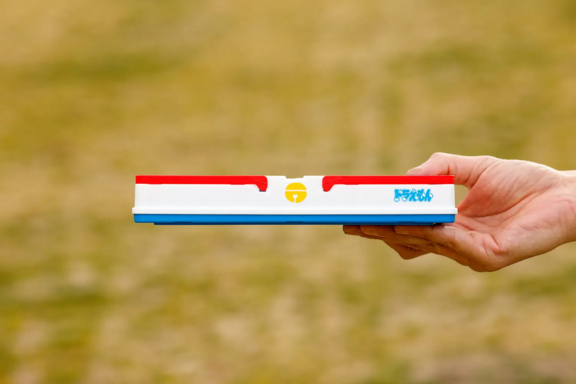 折りたたむと高さは3.7cmとコンパクトになる