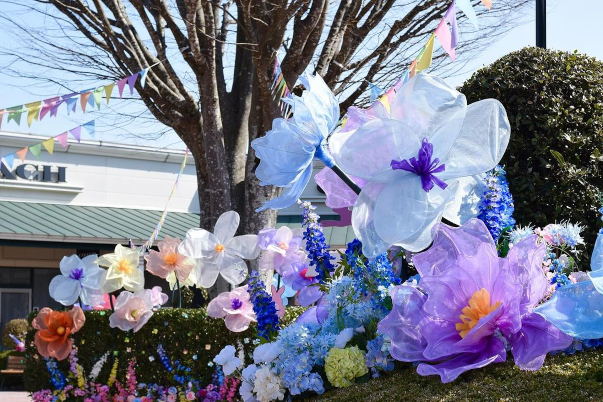 春らしいパステルカラーの花やイースターにちなんだ装飾を実施