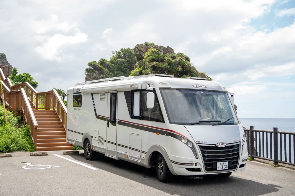 外国製高級キャンピングカー「LMC EXPLORER COMFORT I725G」（大人最大4名）