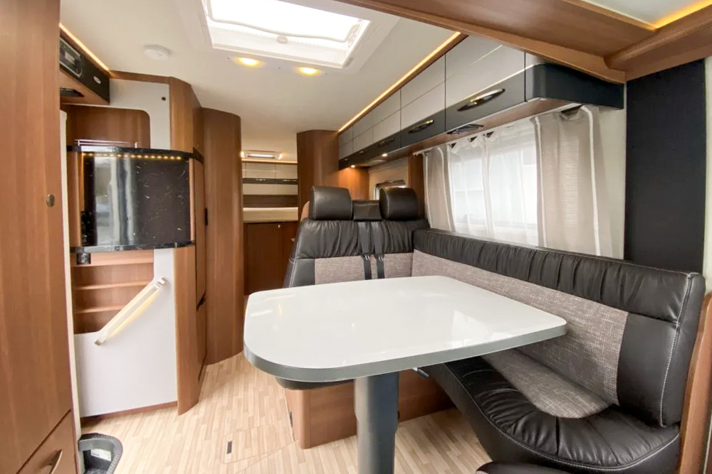 LMC EXPLORER COMFORT I725Gの車内