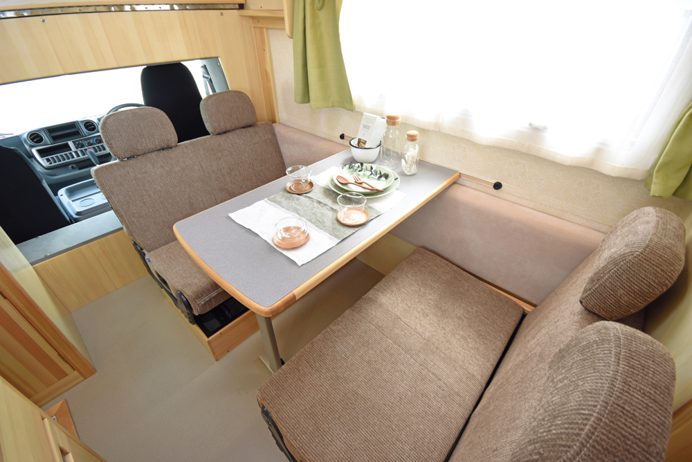 国産キャンピングカーの車内