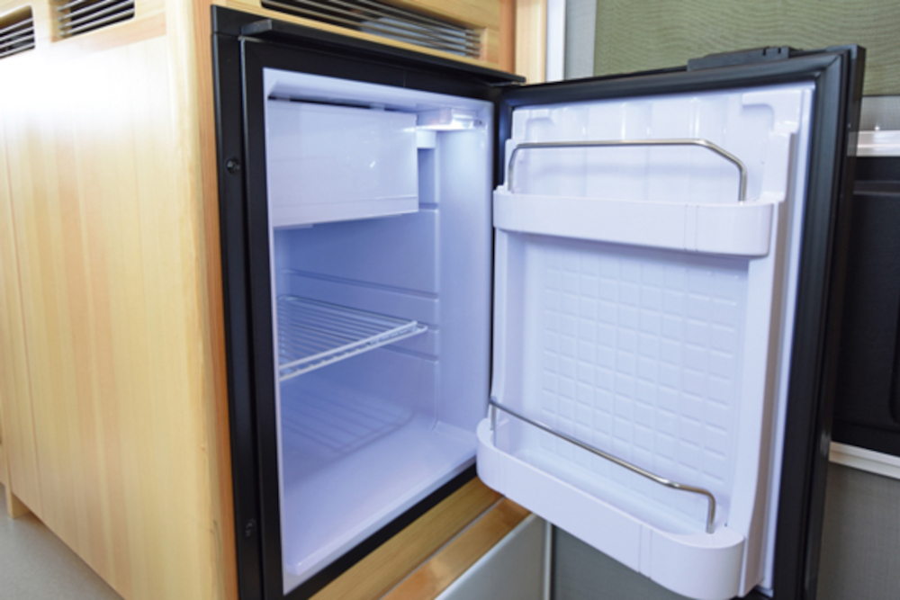 国産キャンピングカーの車内