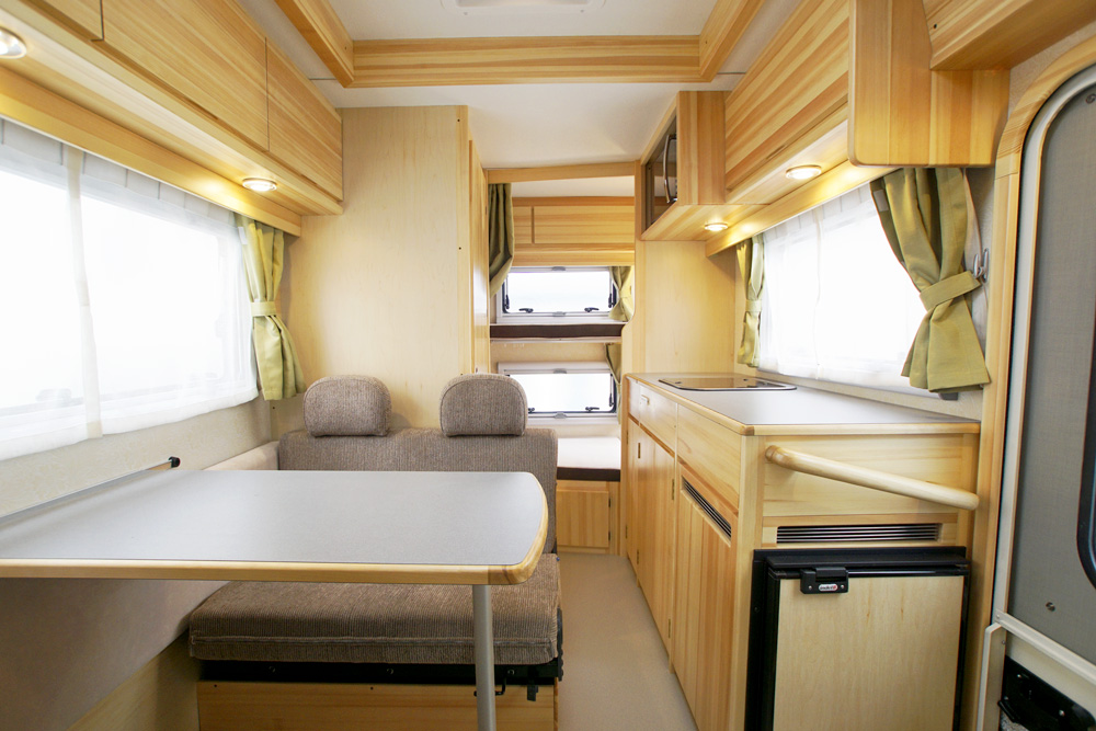 国産キャンピングカーの車内