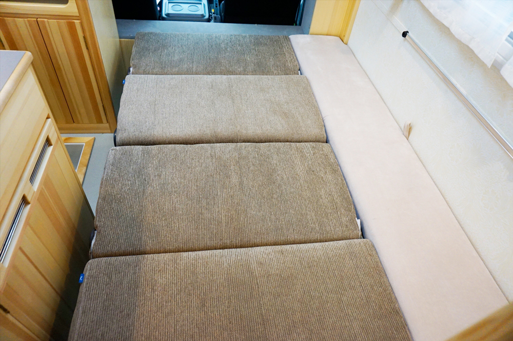 国産キャンピングカーの車内