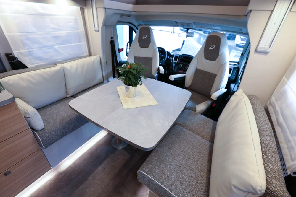 Dethleffs PULSE T7051DBの車内