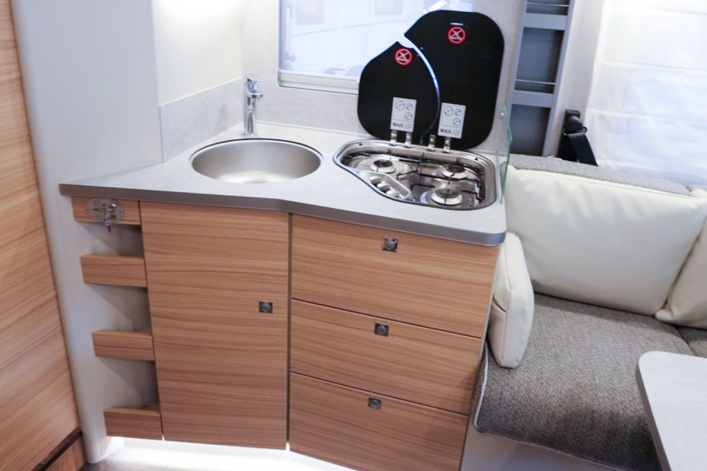 Dethleffs PULSE T7051DBの車内