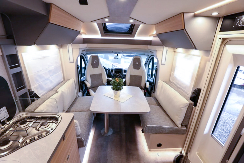 Dethleffs PULSE T7051DBの車内
