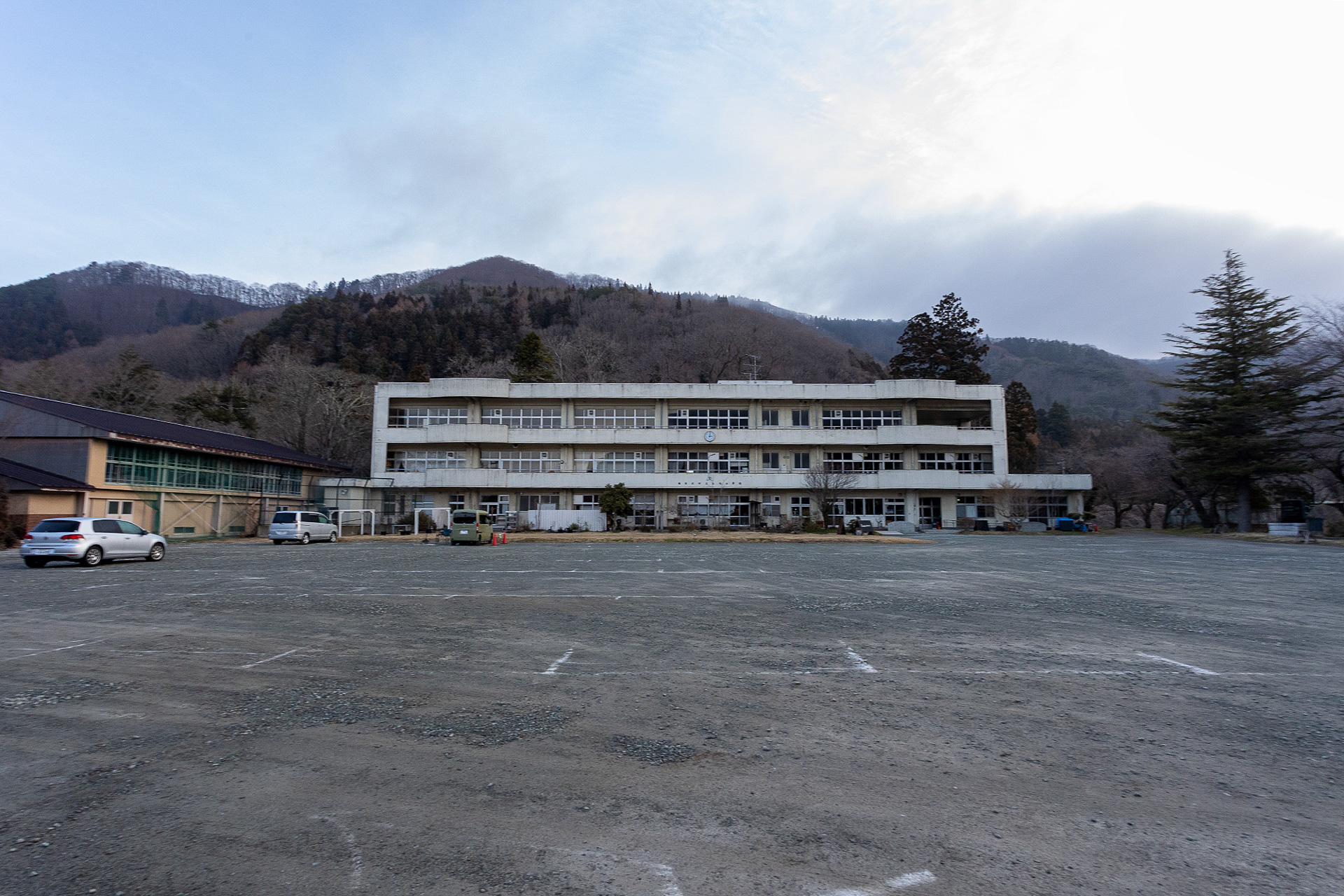 校舎前の駐車スペースがRVパークに設定されている