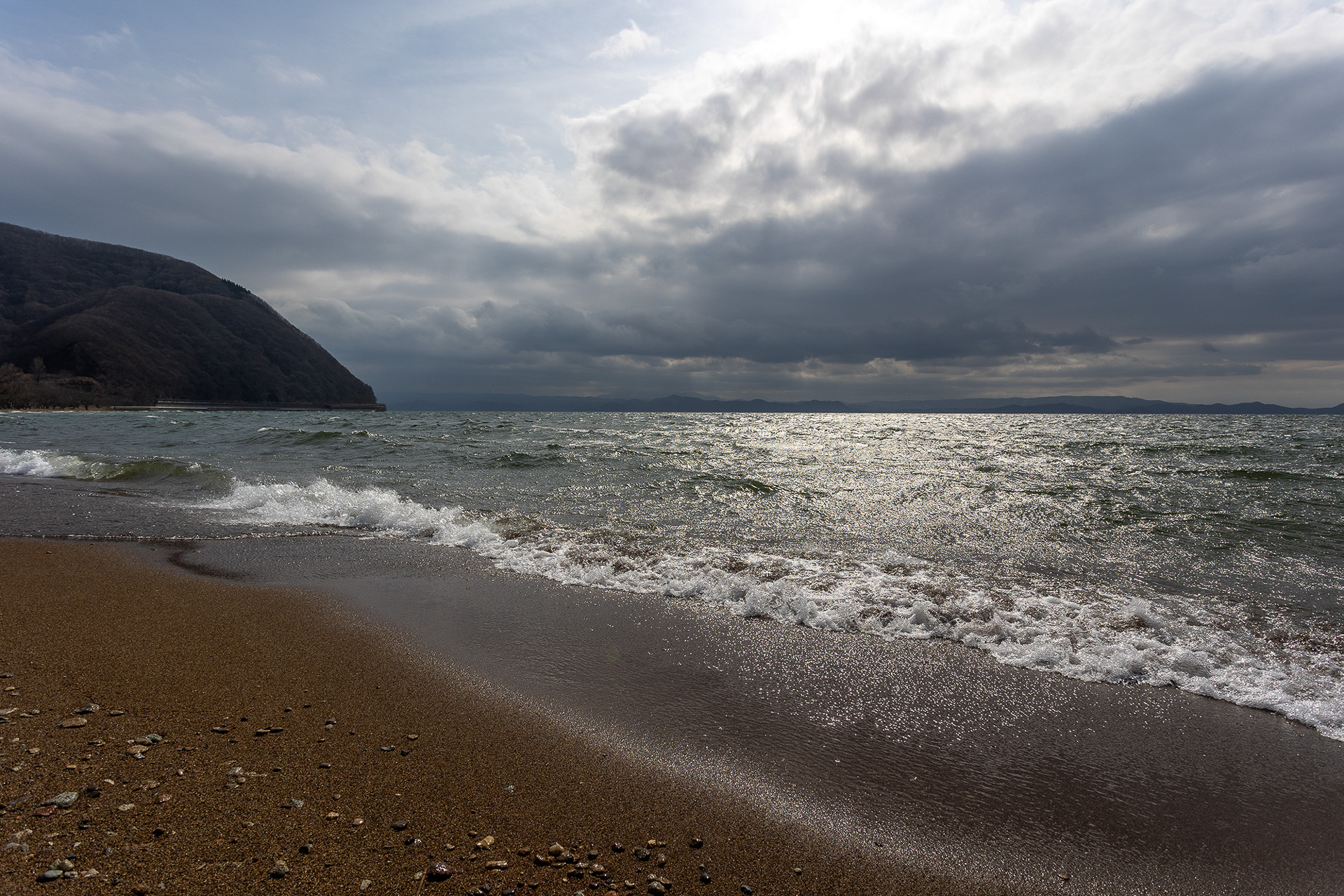 日本で4番目に広い湖の猪苗代湖。水質もいいことから夏には湖水浴や水上スポーツ、釣りなどを楽しめる