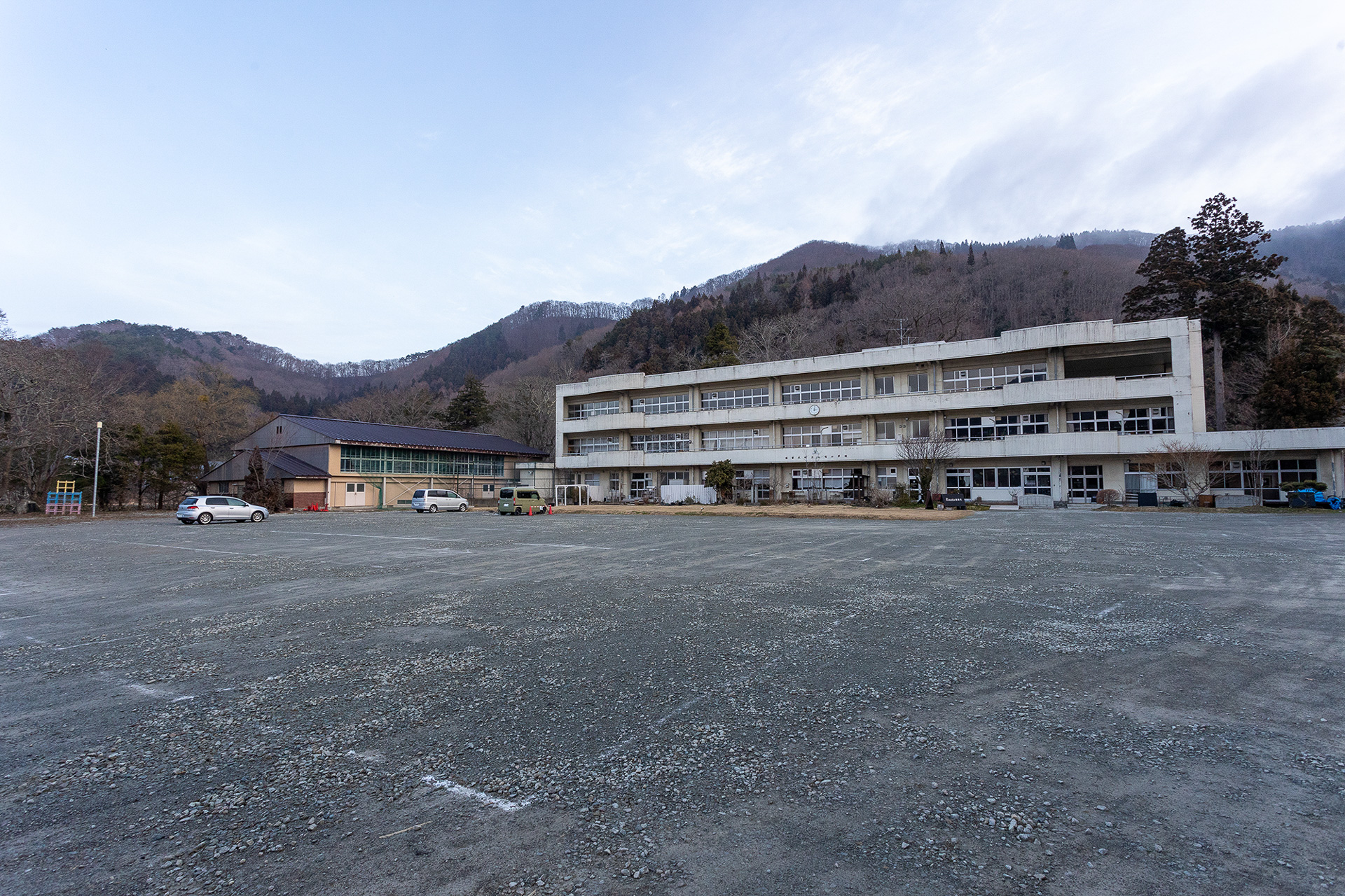 閉校になった山潟小学校（山潟幼稚園が併設されていた）。手前が校庭だった場所で現在は駐車場として利用される