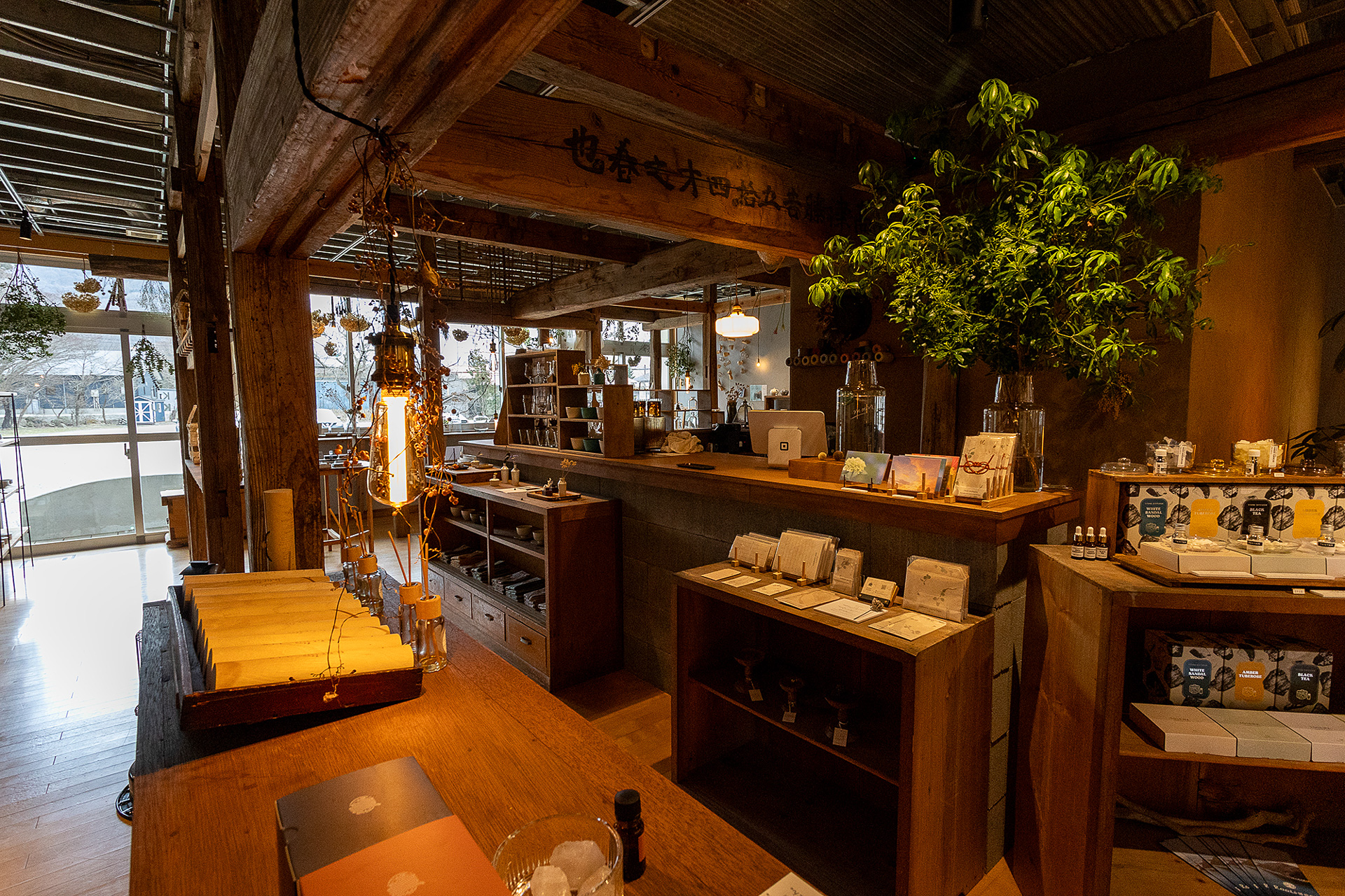 RVパーク利用時の受け付けでもある「KUUHAKU」は暮らしにアートを盛り込むことを提案するショップ