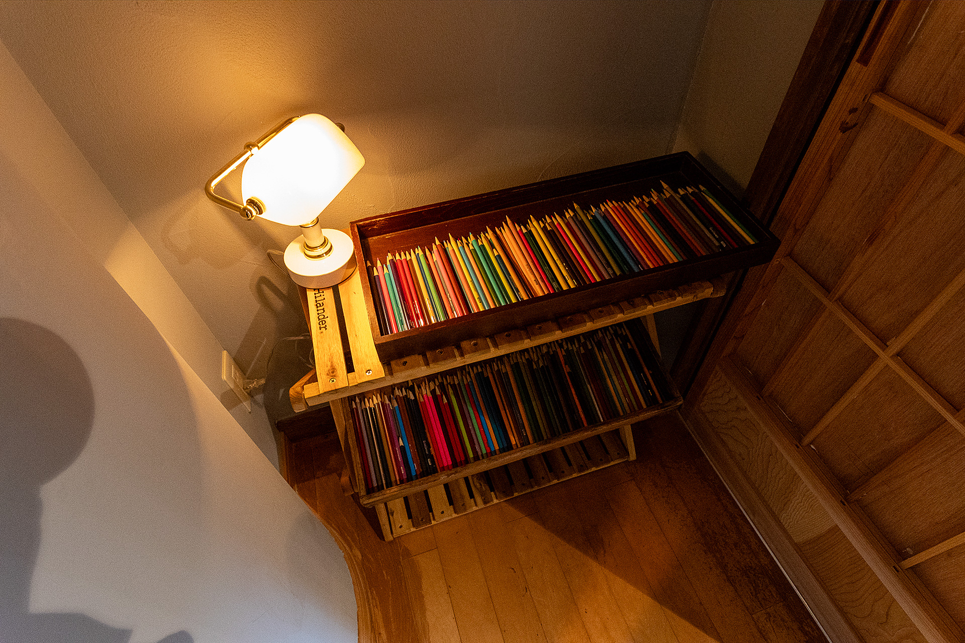 500色もの色鉛筆が用意されている「絵描き」のコーナー。小部屋を活用したもの