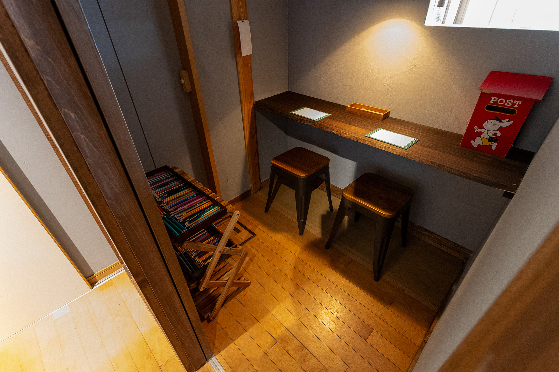 自由に使用して自由に描いていい。描き終えた絵は机の上にあるポストへ入れると、あとで来場者が閲覧できるようファイリングされる