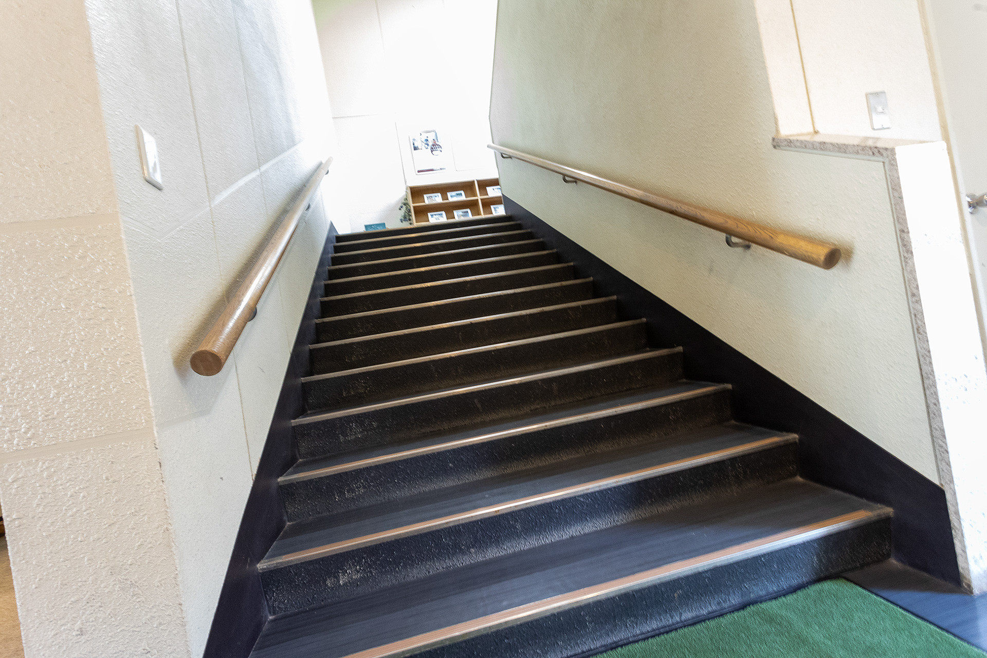 校舎2階へ上がる階段。小学校なので段の高さが低く、大人が上がると違和感がある。でも、それだけ使う人にあわせて作ってあるということに改めて感心する