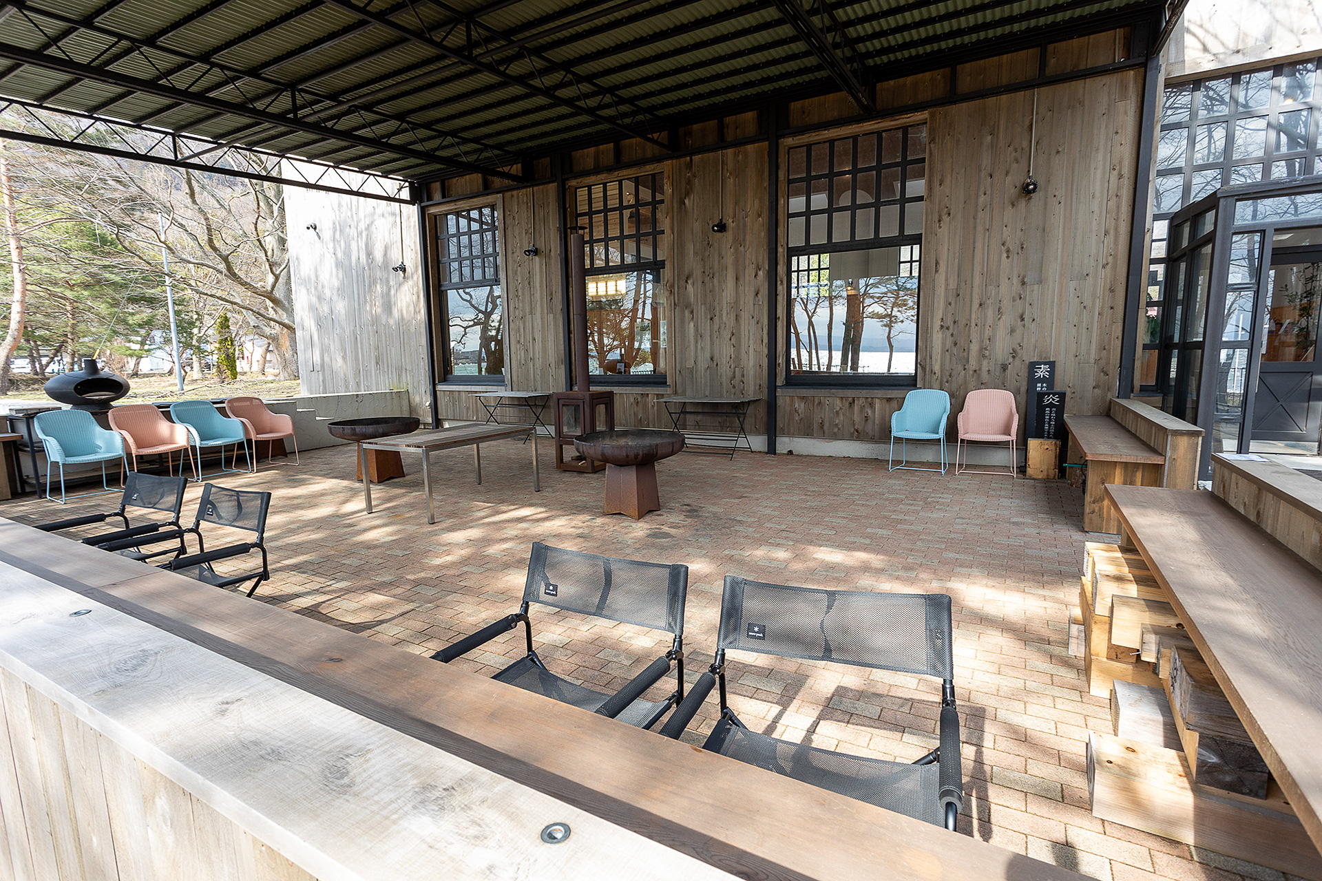 湖面側のテラスではBBQもできる。湖畔でのグランピングも開始した