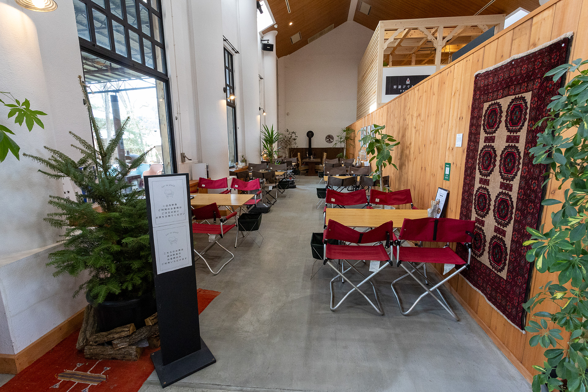 レイクエリアあるレストランの「FIKA」。店内のイスやテーブルはアウトドアギアメーカーのスノーピーク製を使用する