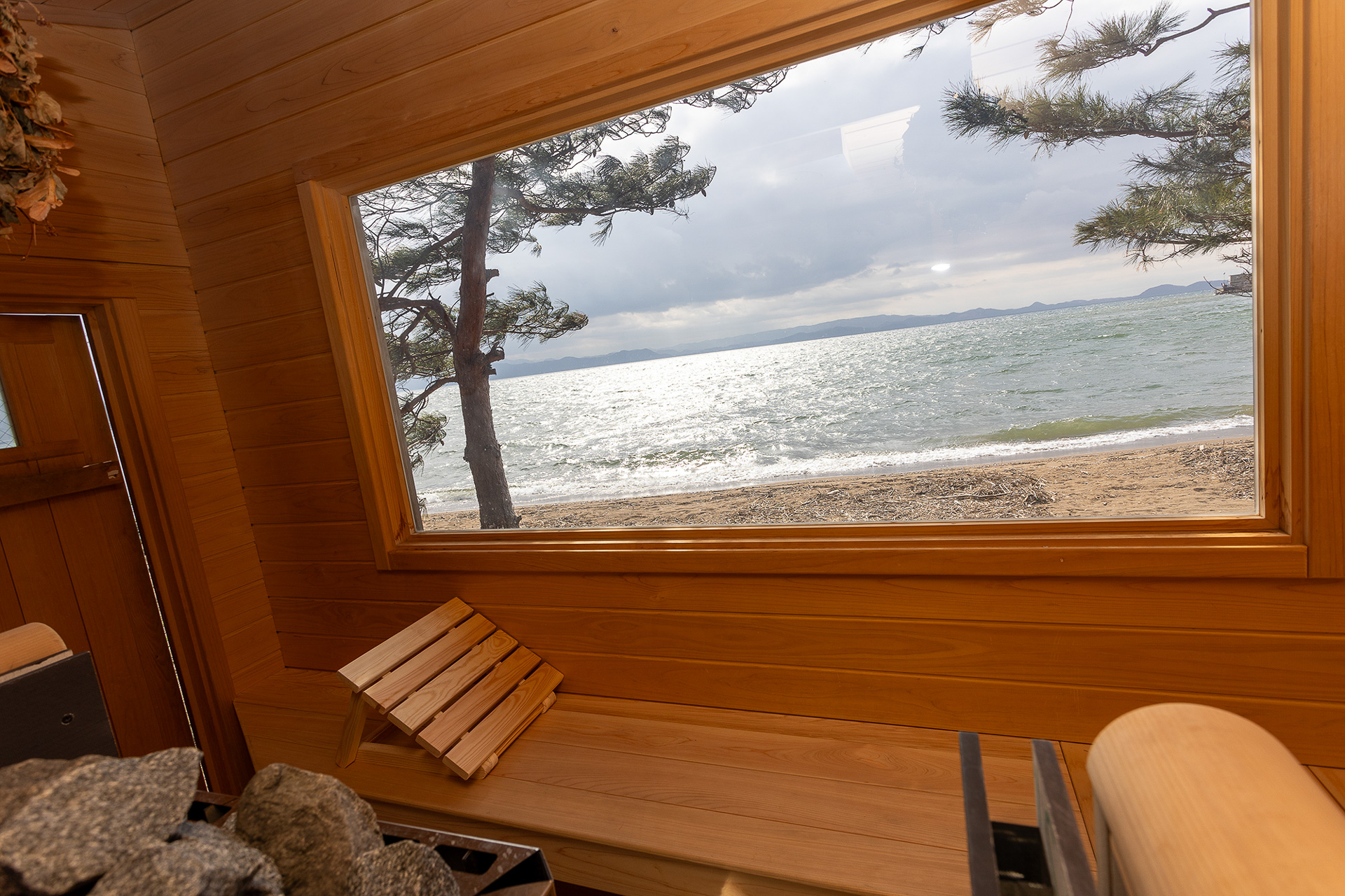 パノラマサウナ内から猪苗代湖を見た画。サウナは人気なので利用したい人はRVパーク予約時にサウナの予約も済ませておくことを勧める