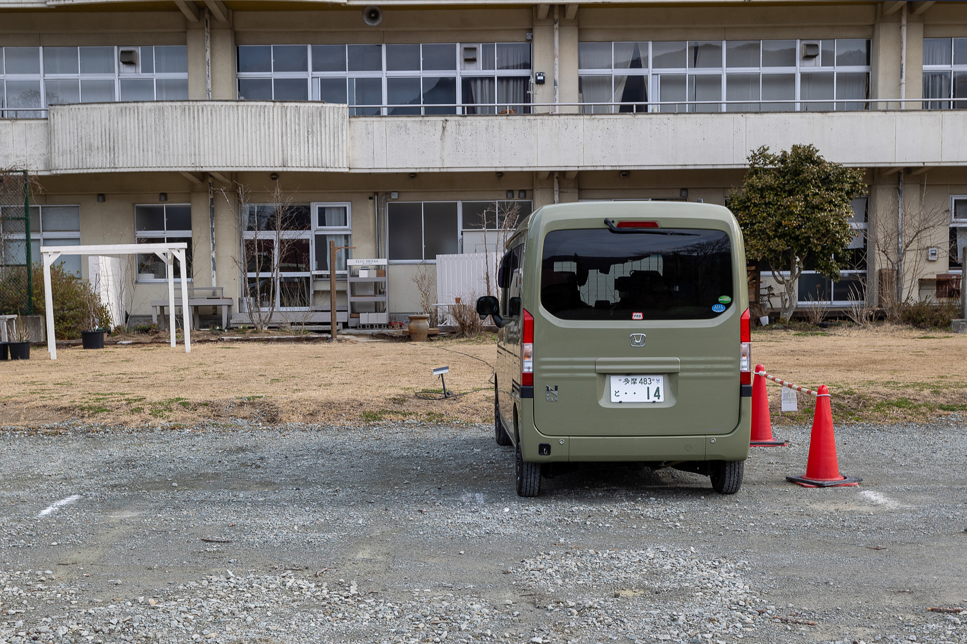 2台分のスペースで1区画という設定。1区画の横幅は約260cm。長さは約450cm。スペースに収まるならサイドオーニングを張ったりテーブルを外に展開するのはOK