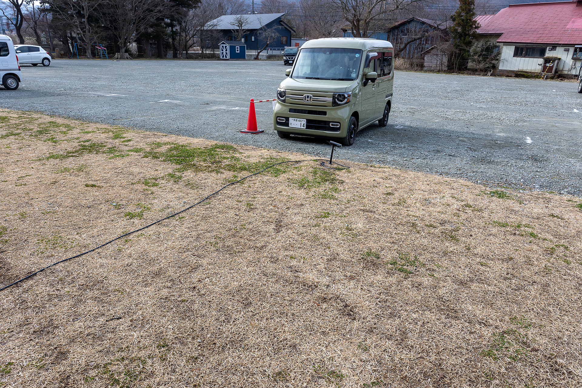手前は芝生で、クルマの乗り入れはもちろんイスなどを置くこともNG