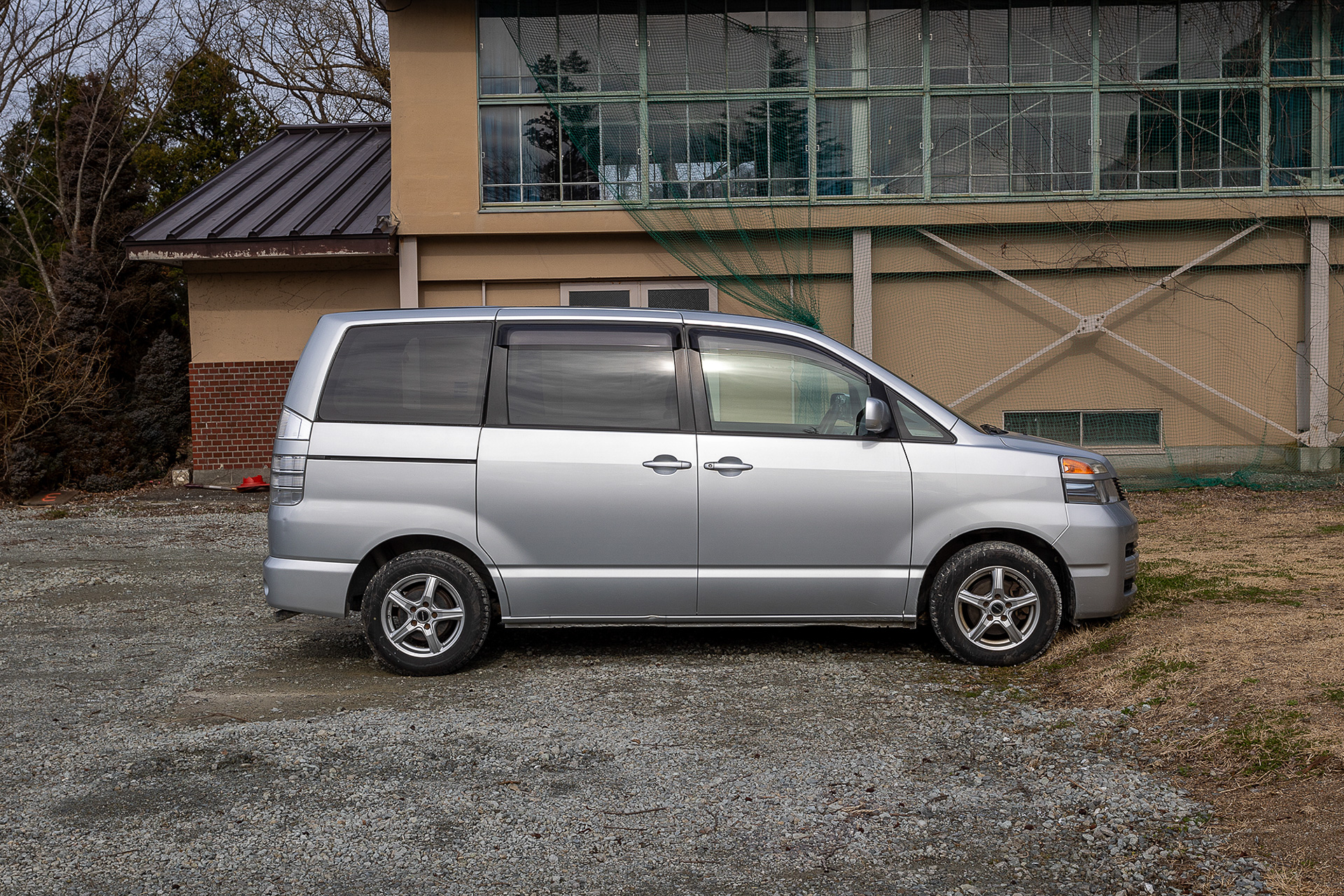 このクルマはRoots猪苗代の社用車。ミニバンだと長さはこのような感じになる。全長が長いクルマの場合は、枠からはみ出してもほかのクルマの通行に影響のない体育館側に駐めることもあるという