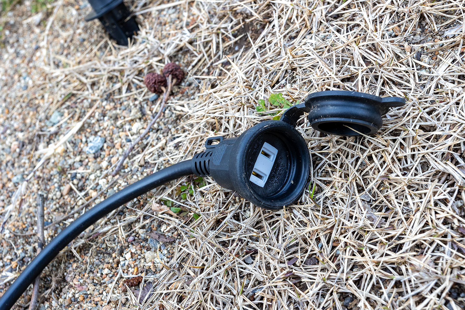 電源は校舎から延長コードで引いてくる。受け側は2極タイプなので延長コードがアース付きの3極プラグの場合はアダプターを用意すること