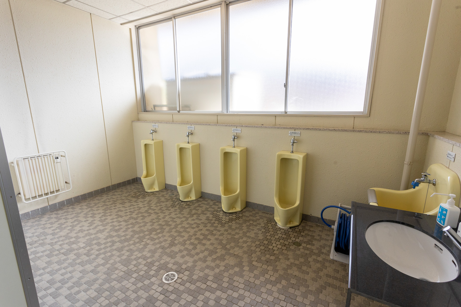 きれいに手入れされた男性用トイレ。夜間の利用ももちろんOK。