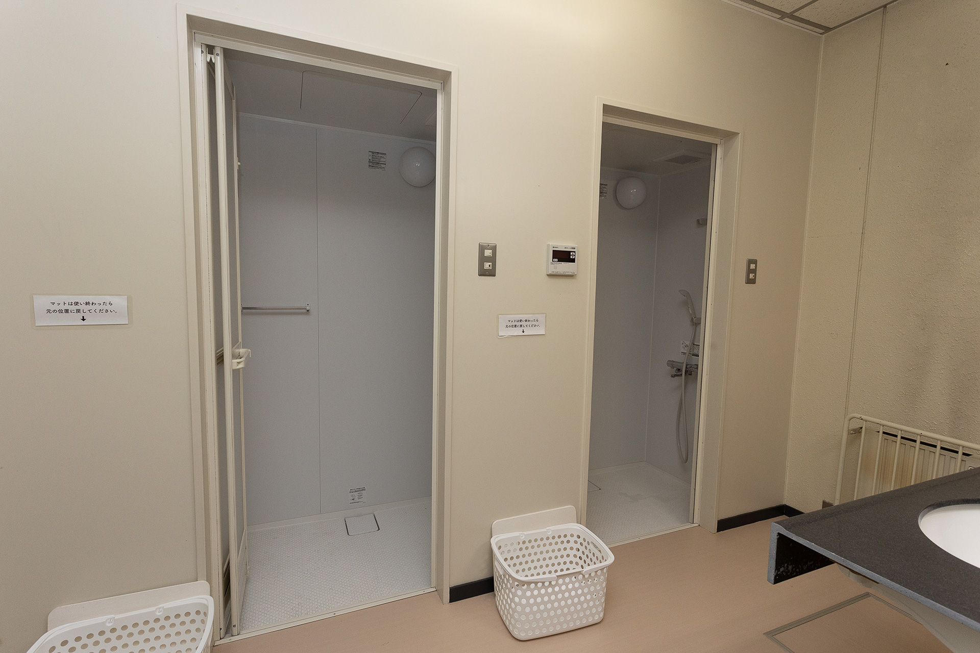 シャワーは2基ある。利用できるのは17時～翌9時。寝汗もかく季節は朝にシャワーが使えるのはうれしいところ