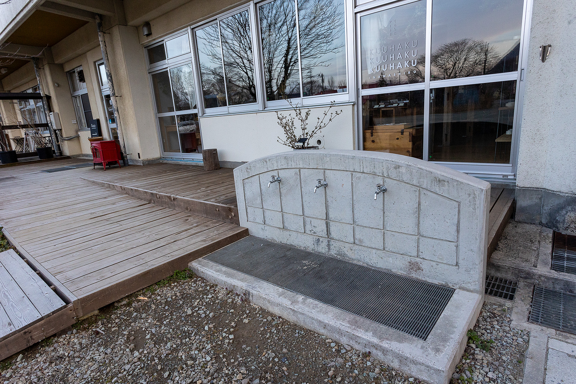 外水道はあるが基本水汲み用なので調理などでの使用は避けること。洗い物をするときは食べ残しなどを流さないように注意する