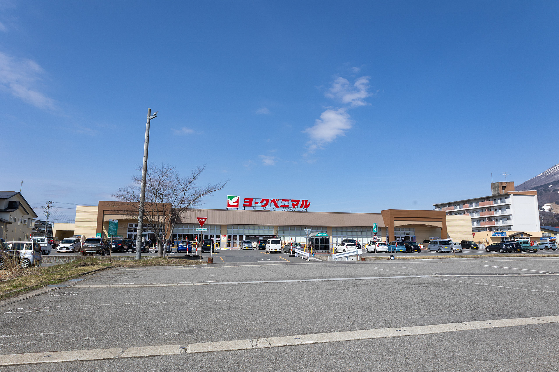 磐越道のICを降りて右（街中方面）に向かって少し走ると道路沿いにスーパーマーケットがあるので、飲み物や食材はここでも調達できる