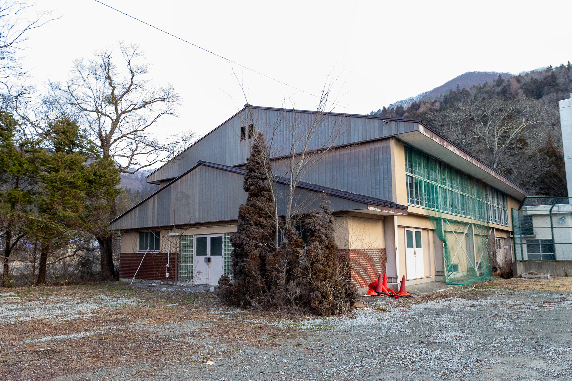 学校の風景も載せておく。体育館もあるが老朽化が激しく耐震性も確保できていないので立ち入り禁止になっている
