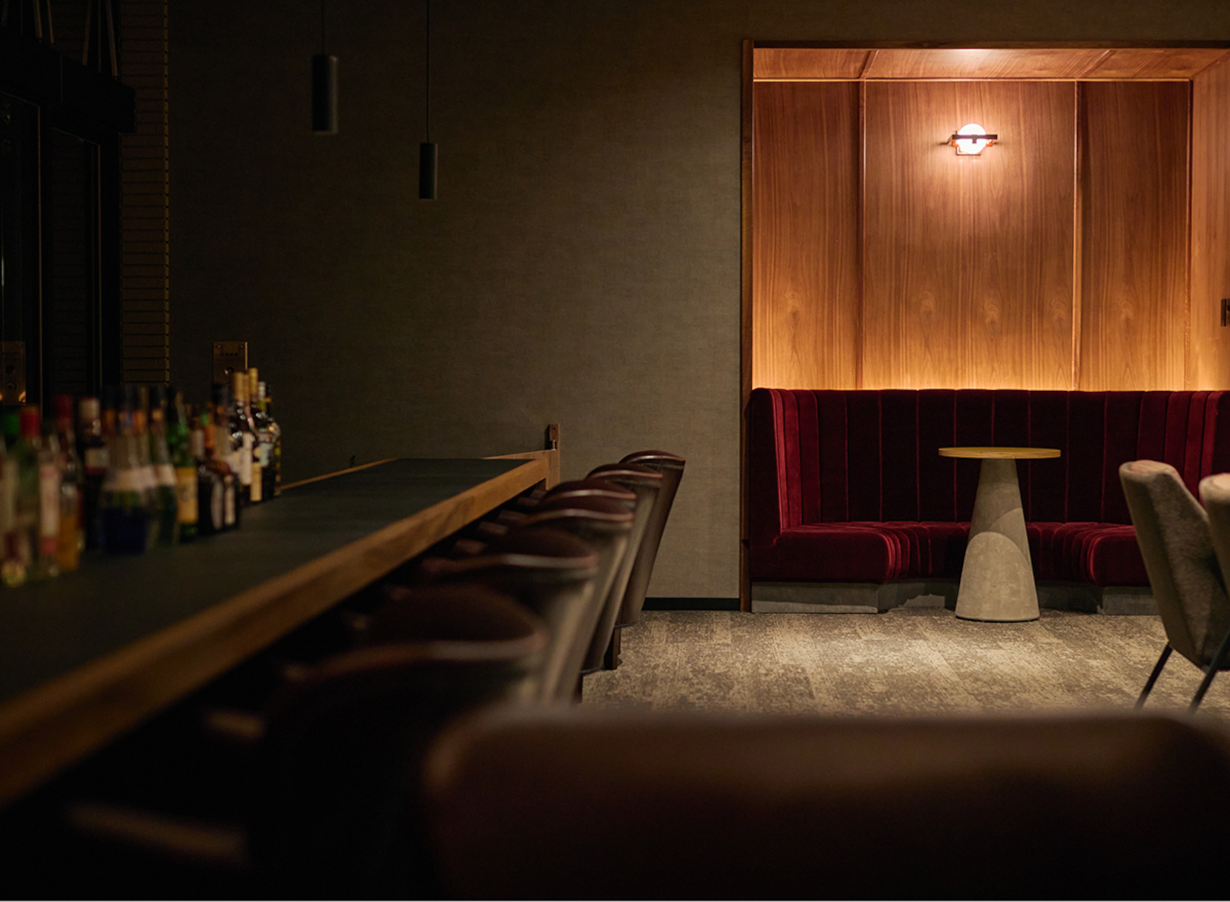 カウンター席やテーブル席を用意