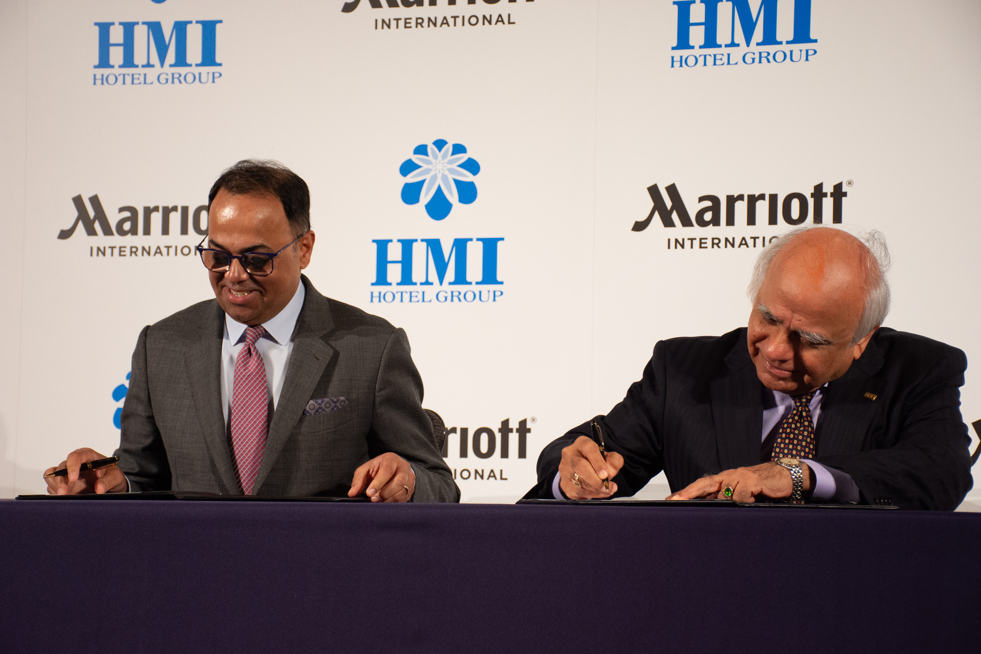 比良竜虎氏とラジーブ・メノン氏による調印式を実施した