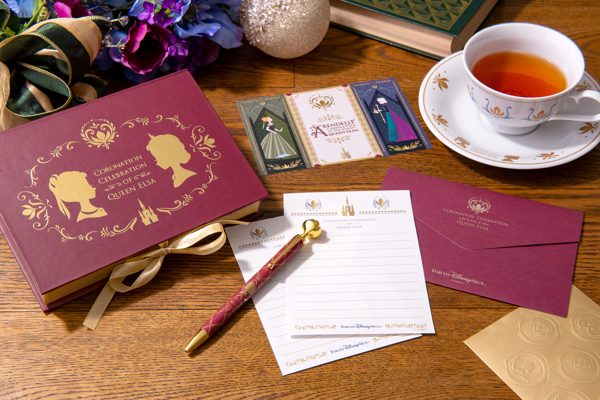 戴冠式デザインのグッズも豊富に揃う