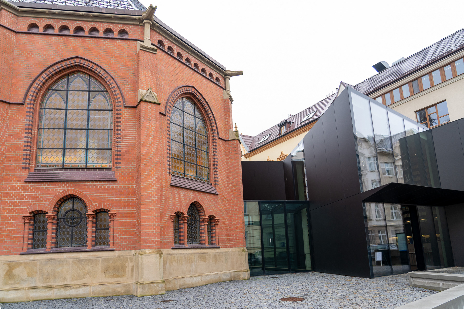 長い間図書保管庫として使っていた教会内部を再構築して文化的空間にリノベーション。今オロモウツで一番オシャレとガイドさんがいうカフェも併設