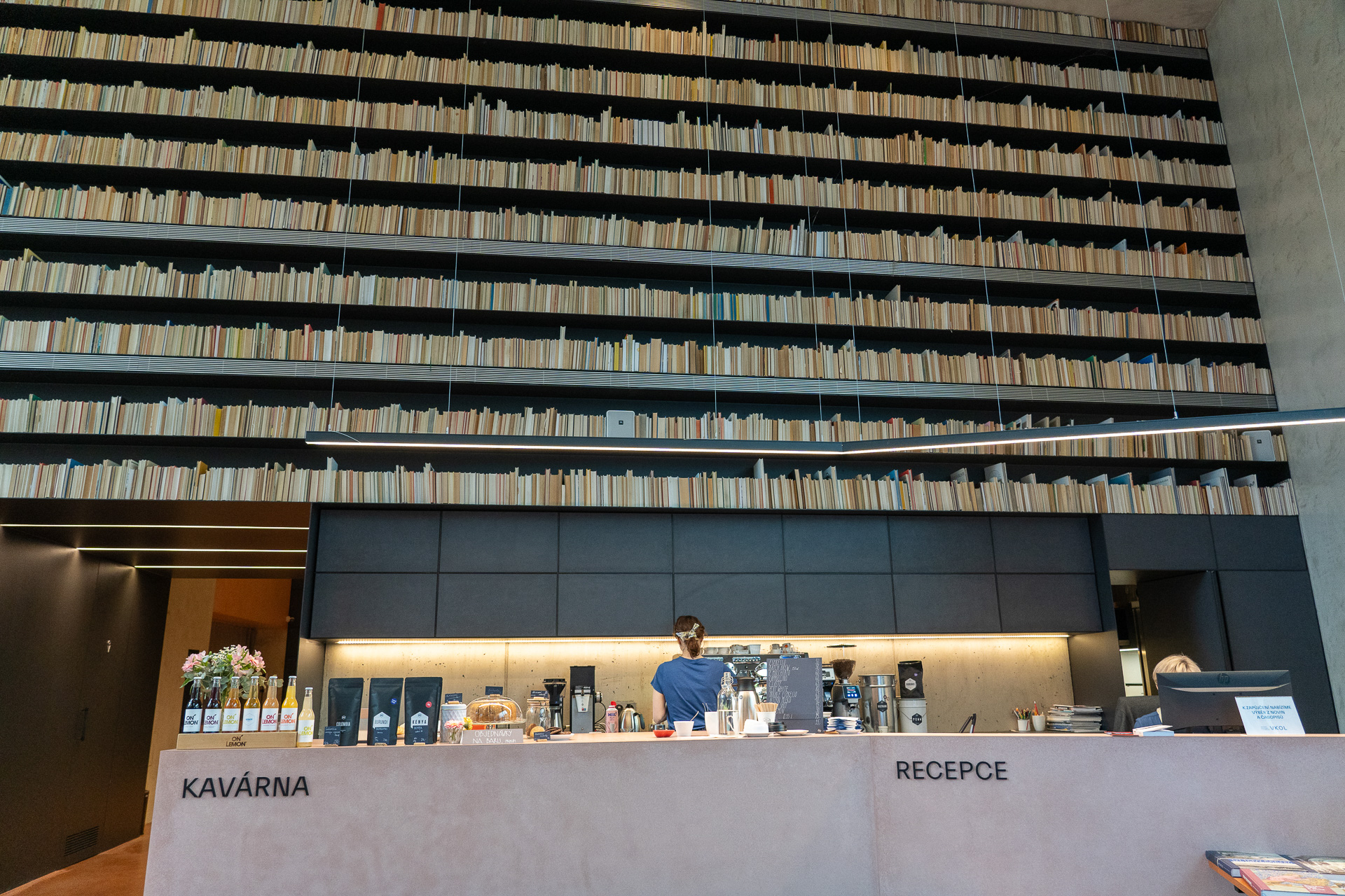 長い間図書保管庫として使っていた教会内部を再構築して文化的空間にリノベーション。今オロモウツで一番オシャレとガイドさんがいうカフェも併設