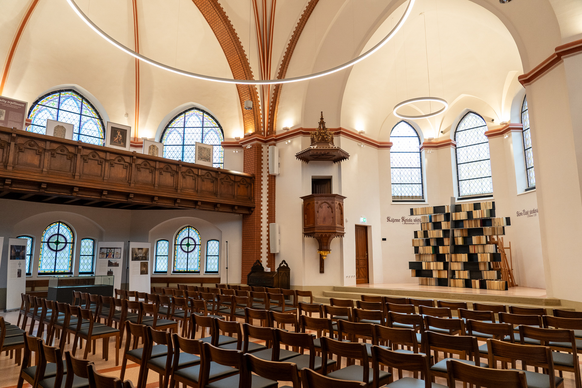 長い間図書保管庫として使っていた教会内部を再構築して文化的空間にリノベーション。今オロモウツで一番オシャレとガイドさんがいうカフェも併設