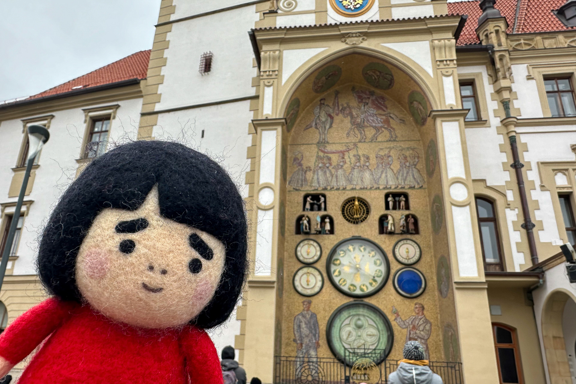 人形が行進する仕掛け時計を見ようと毎日12時前には大勢の人が集まります