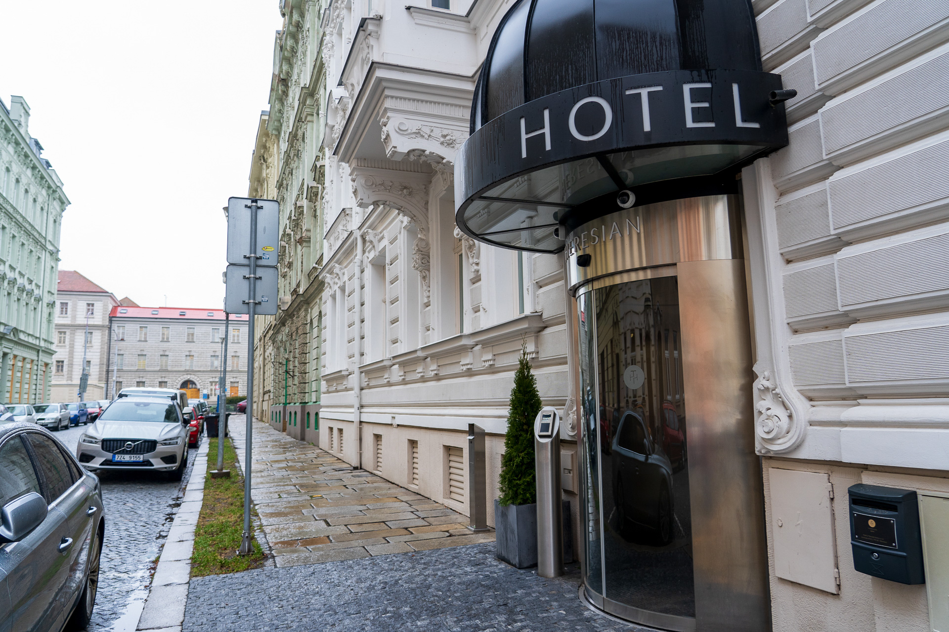 意外なほど小さい入り口