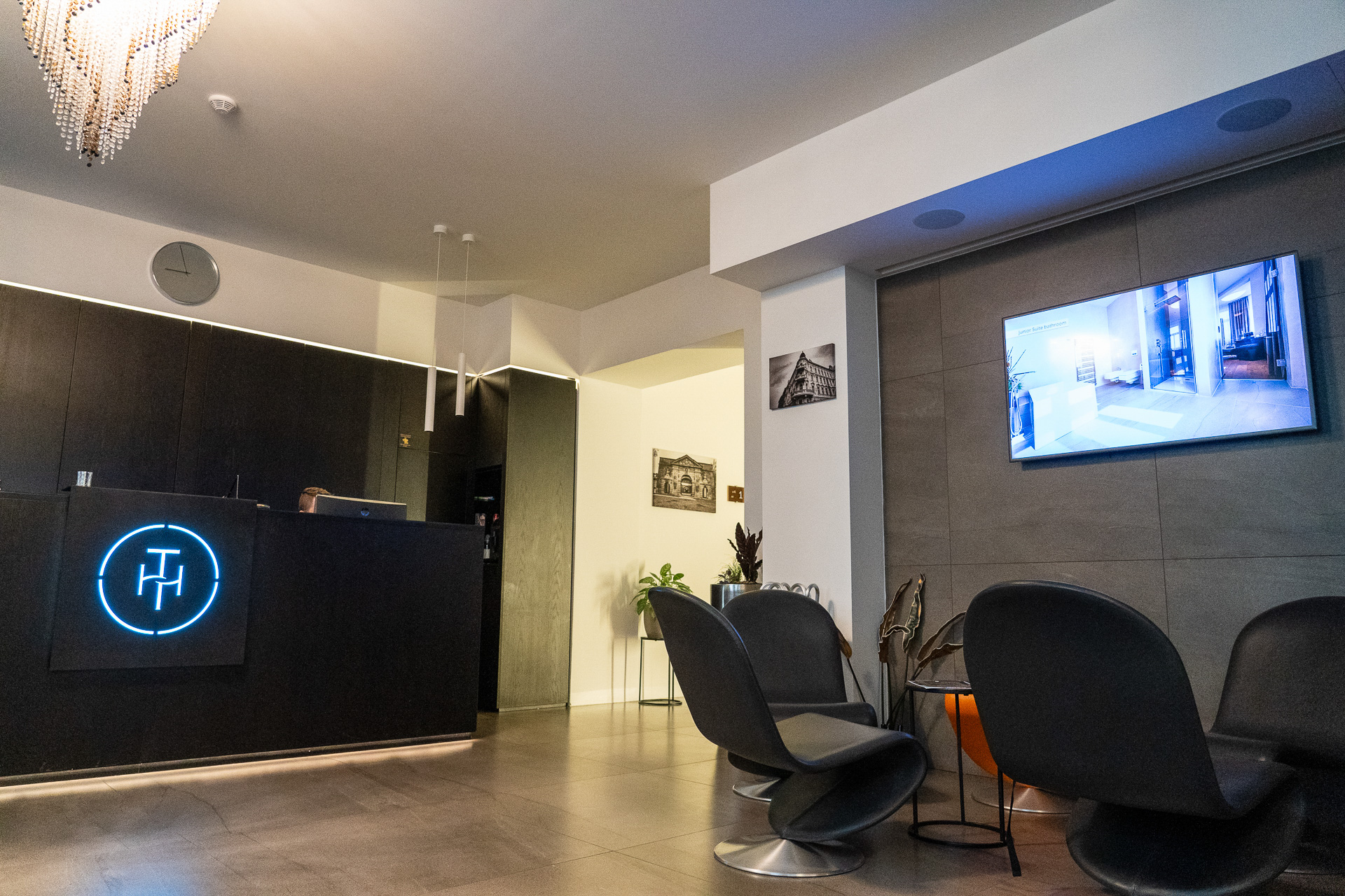 フロントもこじんまり