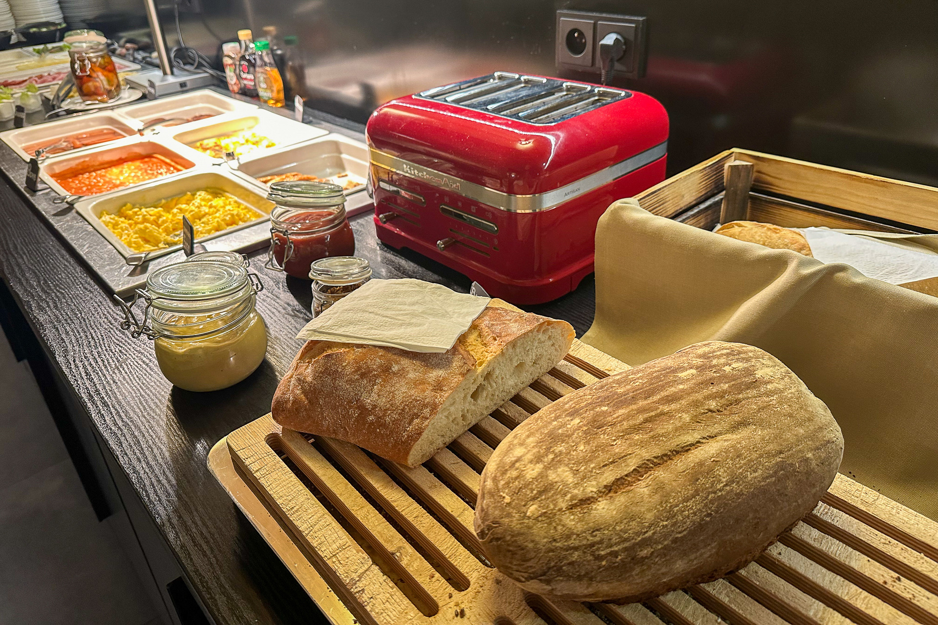 朝食にオロモウツのご当地熟成チーズ「トヴァルーシュキ」があったのでトライ。独特の香りと風味がクセになりましたが、どちらかというとお酒と一緒にやりたい一品