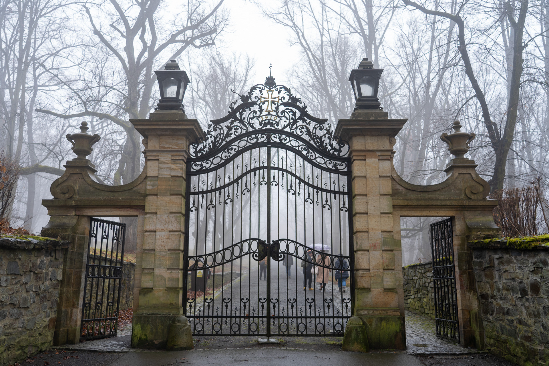 ドラキュラがいそうな門。中世の古城のなかへ、いざ！