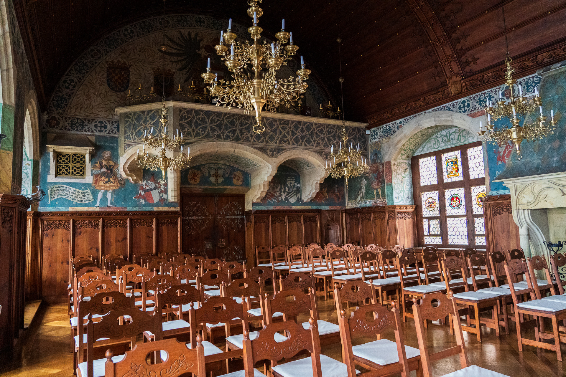 壁の装飾や掘られた文字などに目が釘付け