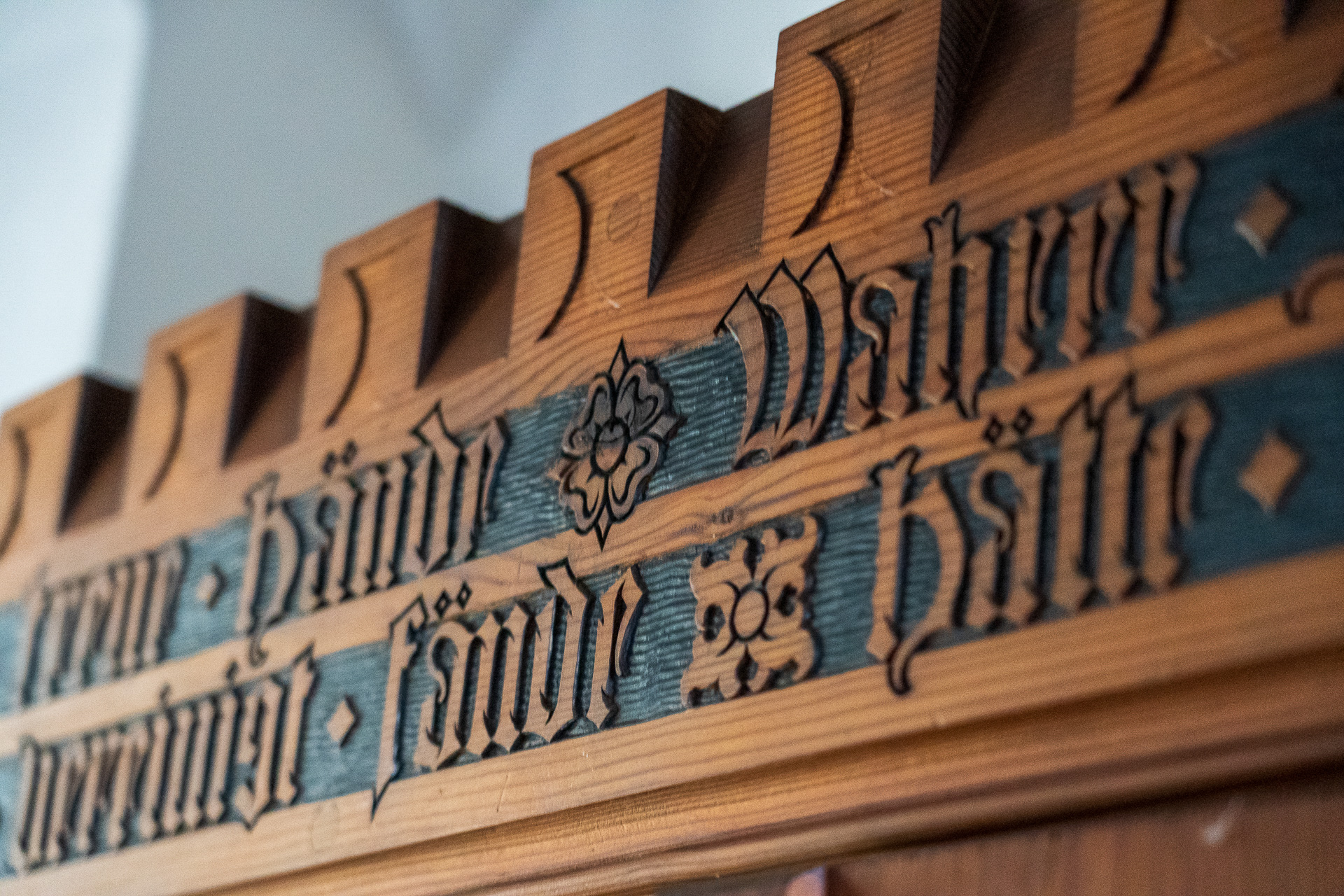 壁の装飾や掘られた文字などに目が釘付け