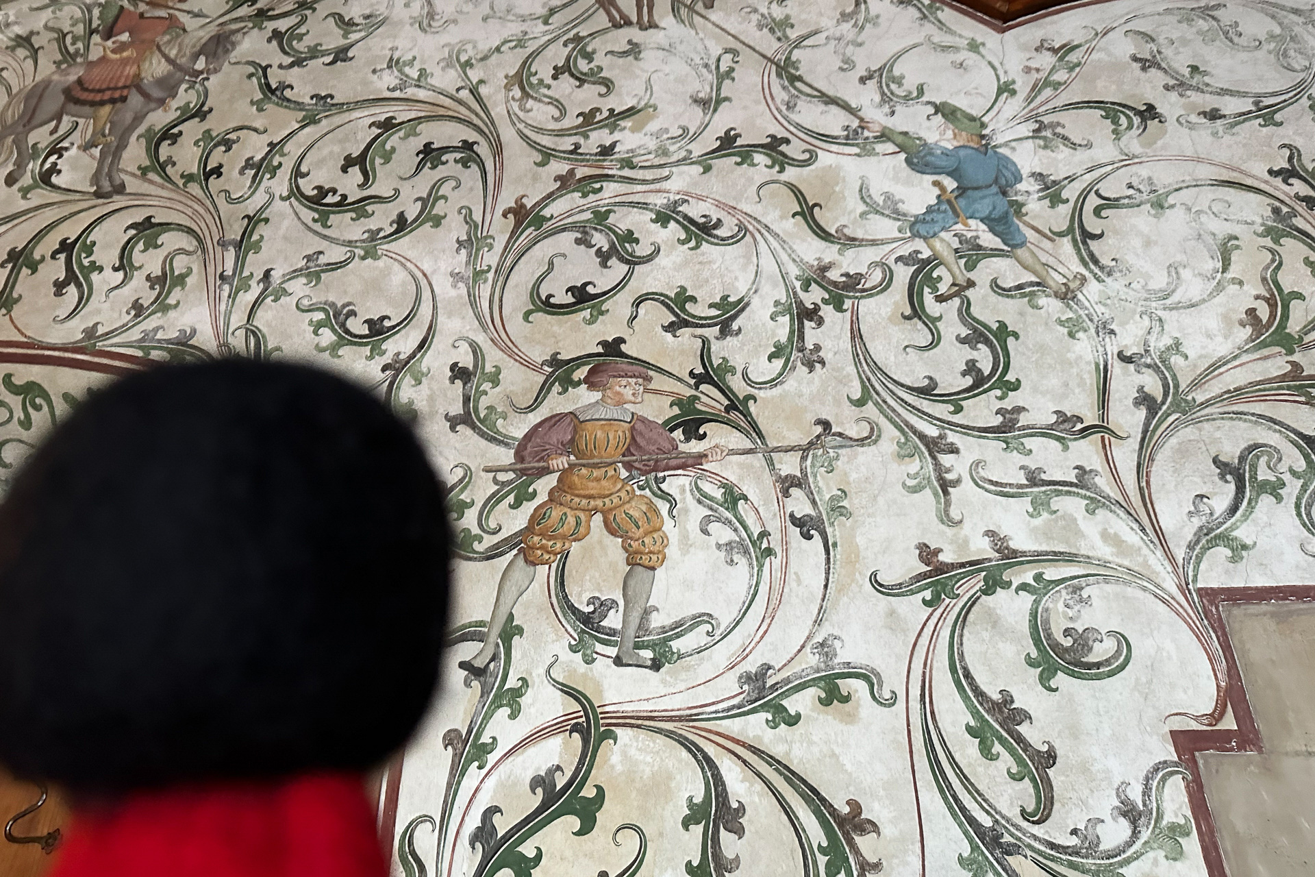 壁の装飾や掘られた文字などに目が釘付け