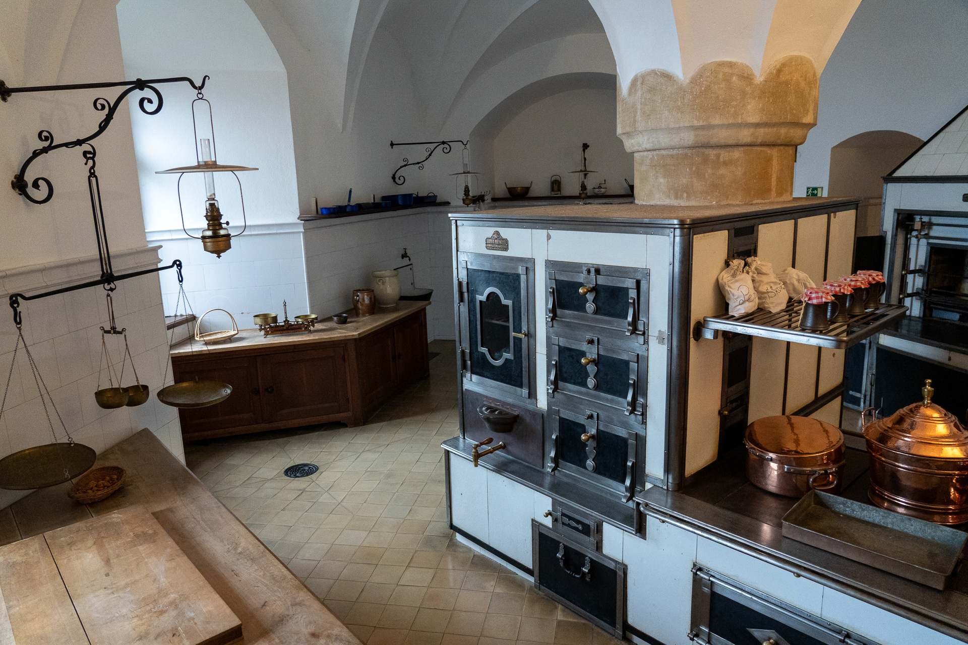 ドラゴンの形をした雨樋がカッコいい。中庭には絶対落ちたくない井戸も