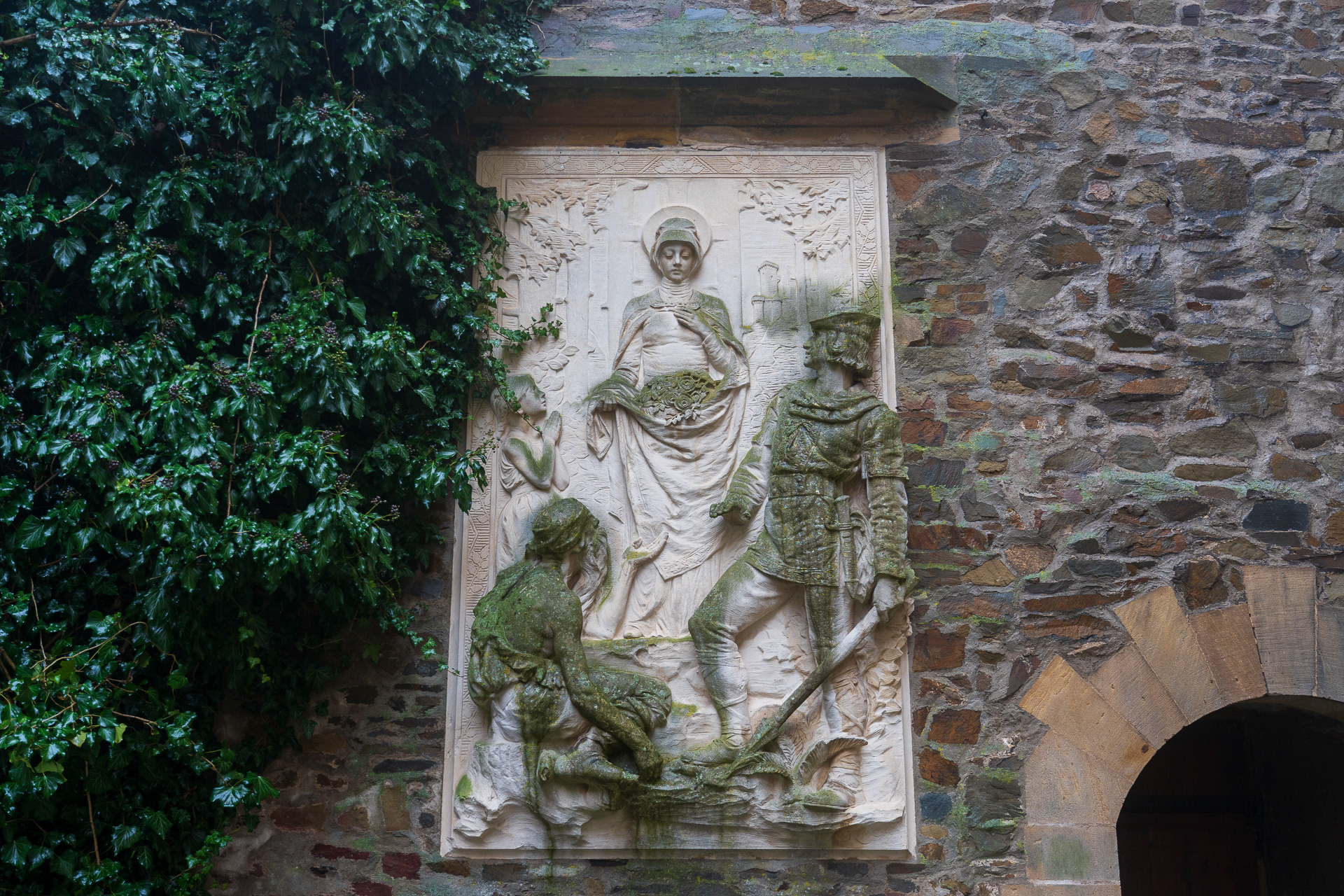 ドラゴンの形をした雨樋がカッコいい。中庭には絶対落ちたくない井戸も