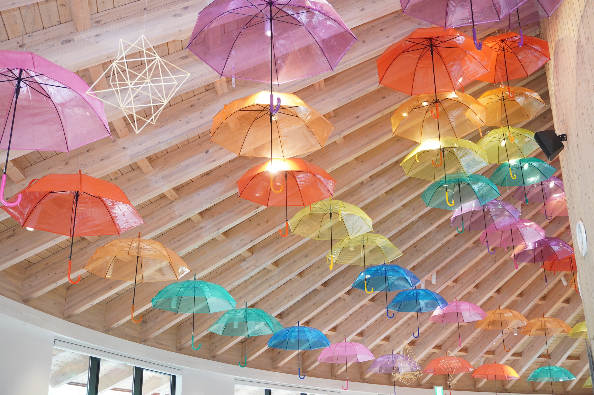 エントランス「はじまりの入り江」にあるレットゥラ ラウンジや展示施設「コケムス」内にあるムーミン谷の食堂とショップにも、アンブレラスカイの装飾が施されている