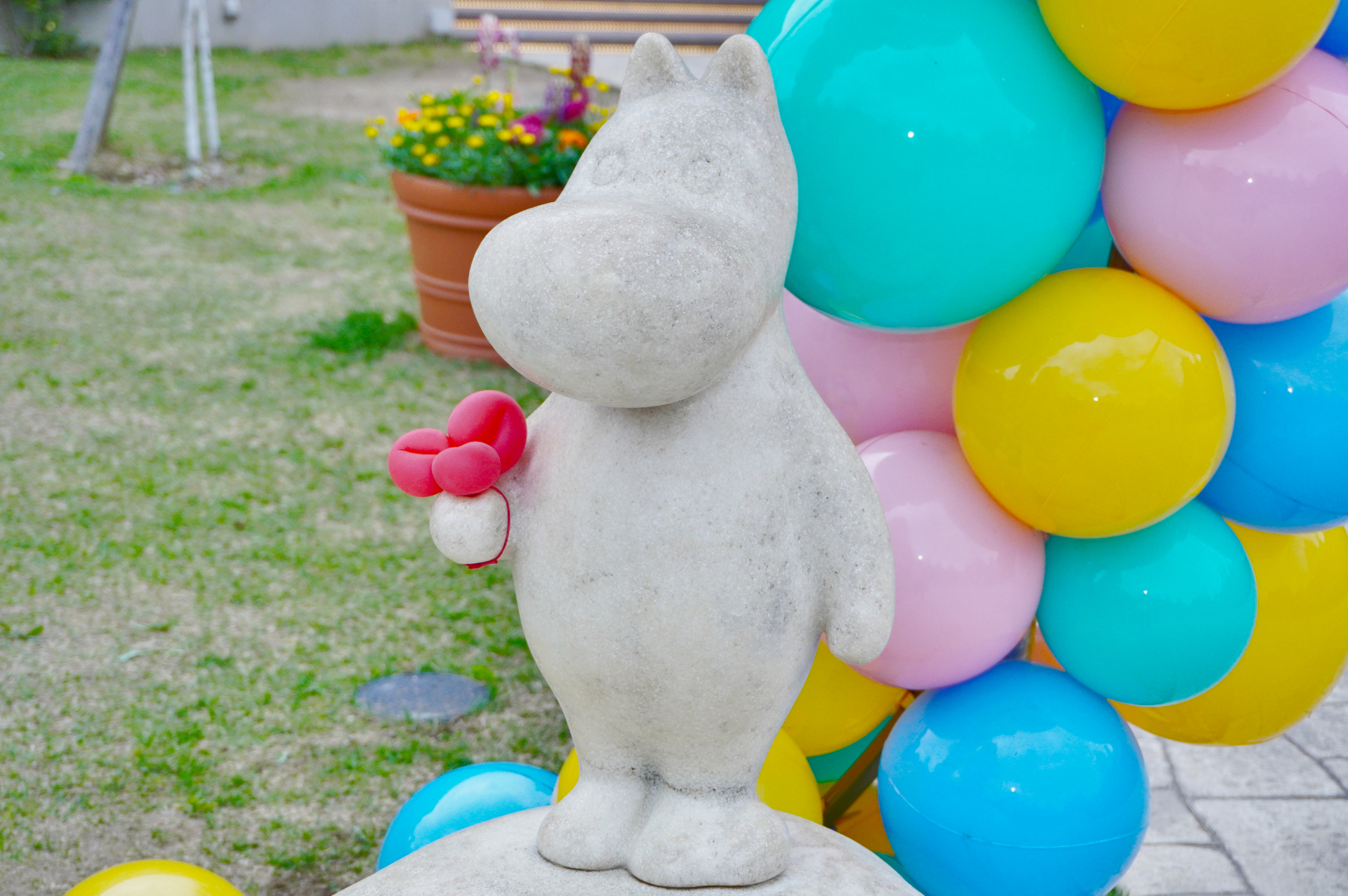 エントランス「はじまりの入り江」にあるレットゥラ ラウンジや展示施設「コケムス」内にあるムーミン谷の食堂とショップにも、アンブレラスカイの装飾が施されている