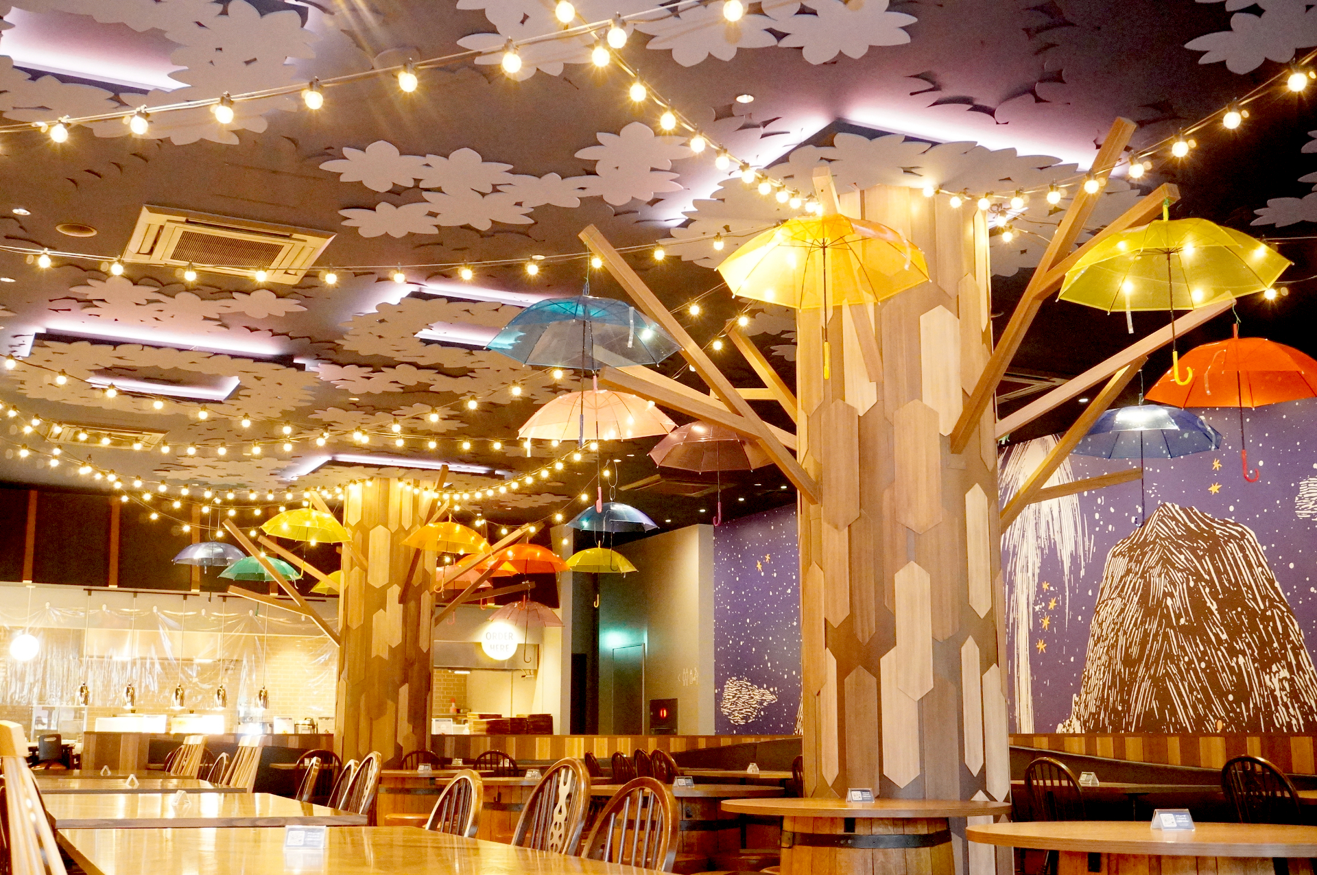 エントランス「はじまりの入り江」にあるレットゥラ ラウンジや展示施設「コケムス」内にあるムーミン谷の食堂とショップにも、アンブレラスカイの装飾が施されている