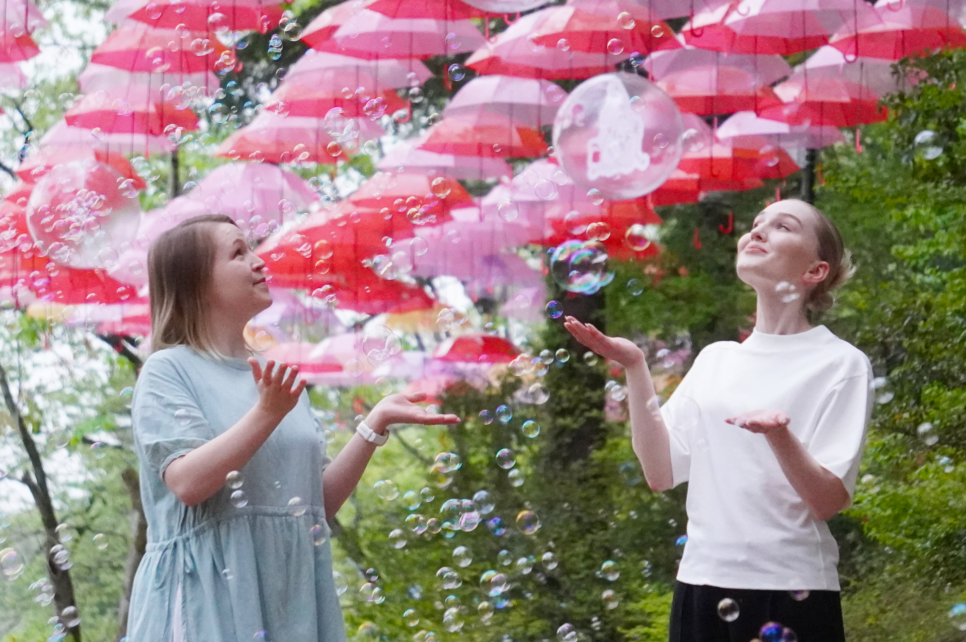 初夏の風物詩「ムーミン谷とアンブレラ」で散策を楽しんで